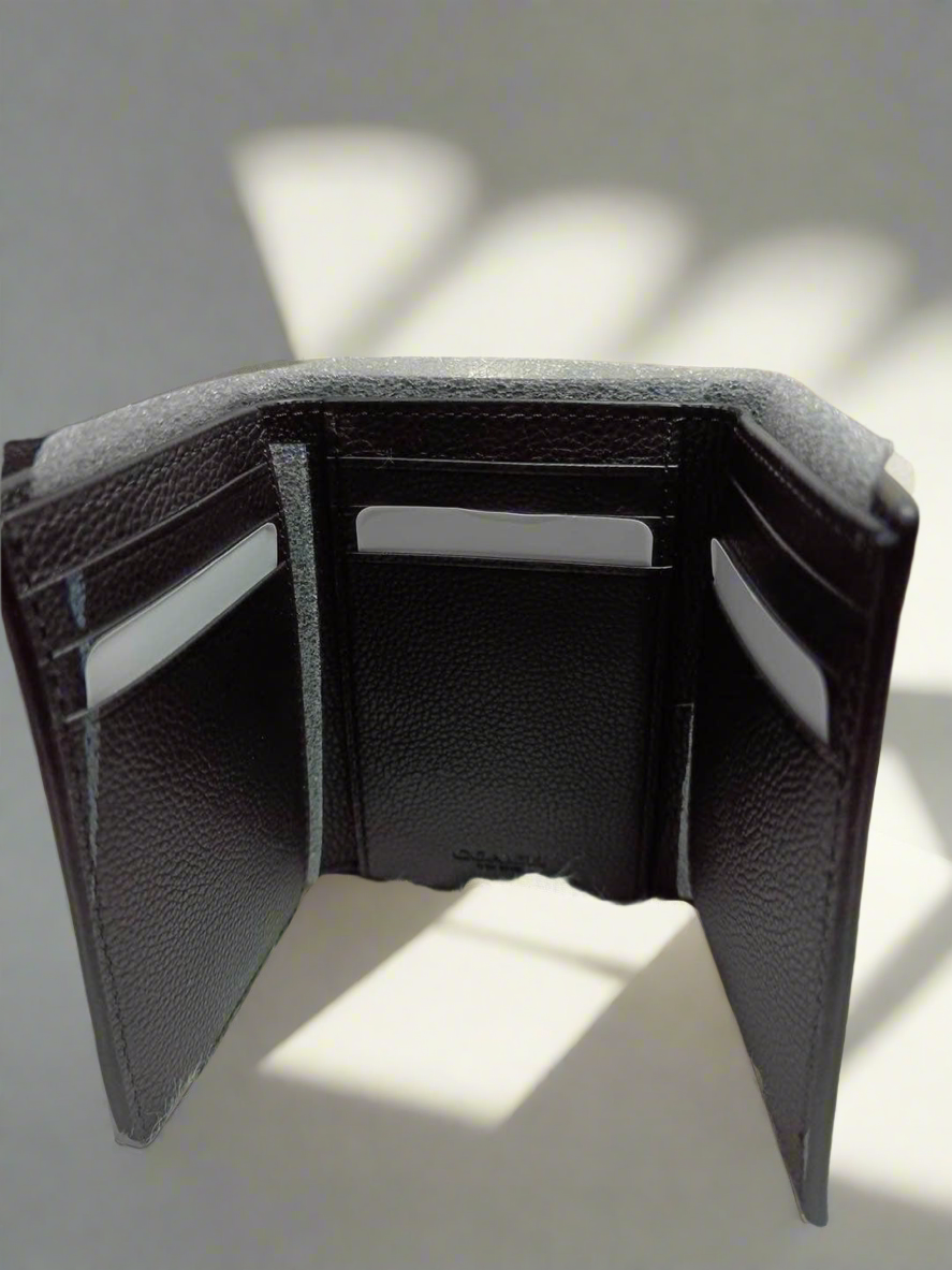 محفظة كوتش ثلاثية الطي