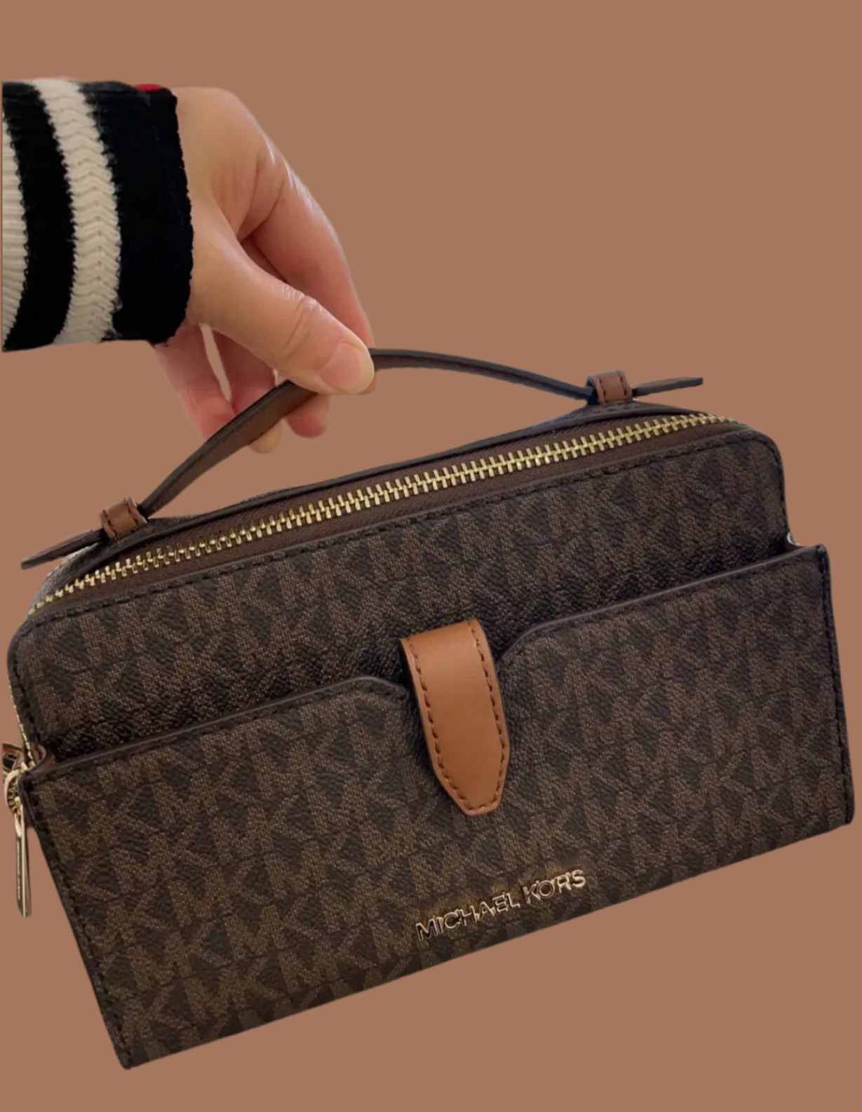 MICHAEL KORS SIGNATURE DOUBLE ZIP SMARTPHONE CROSSBODY - BROWN