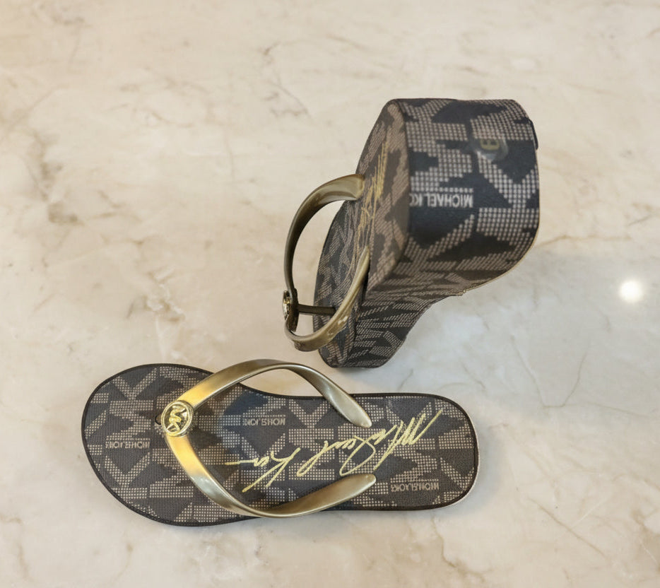 MICHAEL KORS LOGO FLIP FLOP SLIPPERS - BROWN GOLD