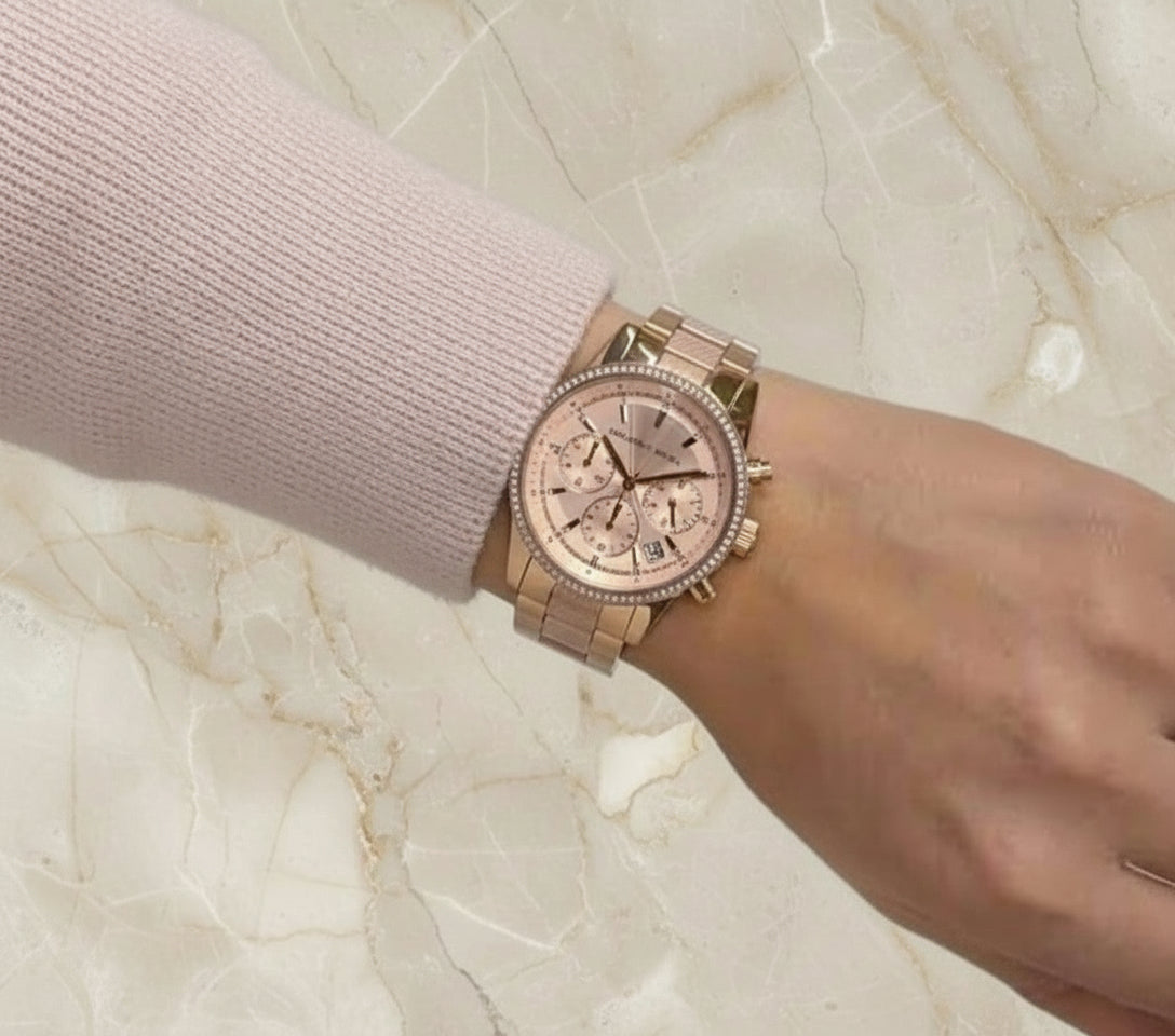 ساعة مايكل كورس متوسطة الحجم - لون ذهبي وردي - علبة ساعة مجانية