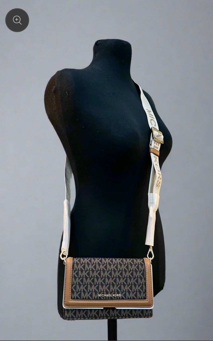 MICHAEL KORS JET SET LOGO SMARTPHONE CROSSBODY BAG- BROWN ACORN - WOVEN