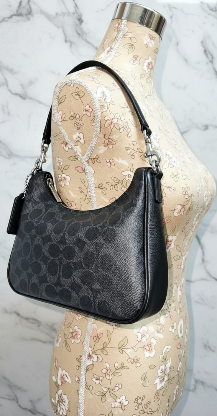 حقيبة كتف/حقيبة كروس بودي من كوتش نولان - قماش مطلي مميز