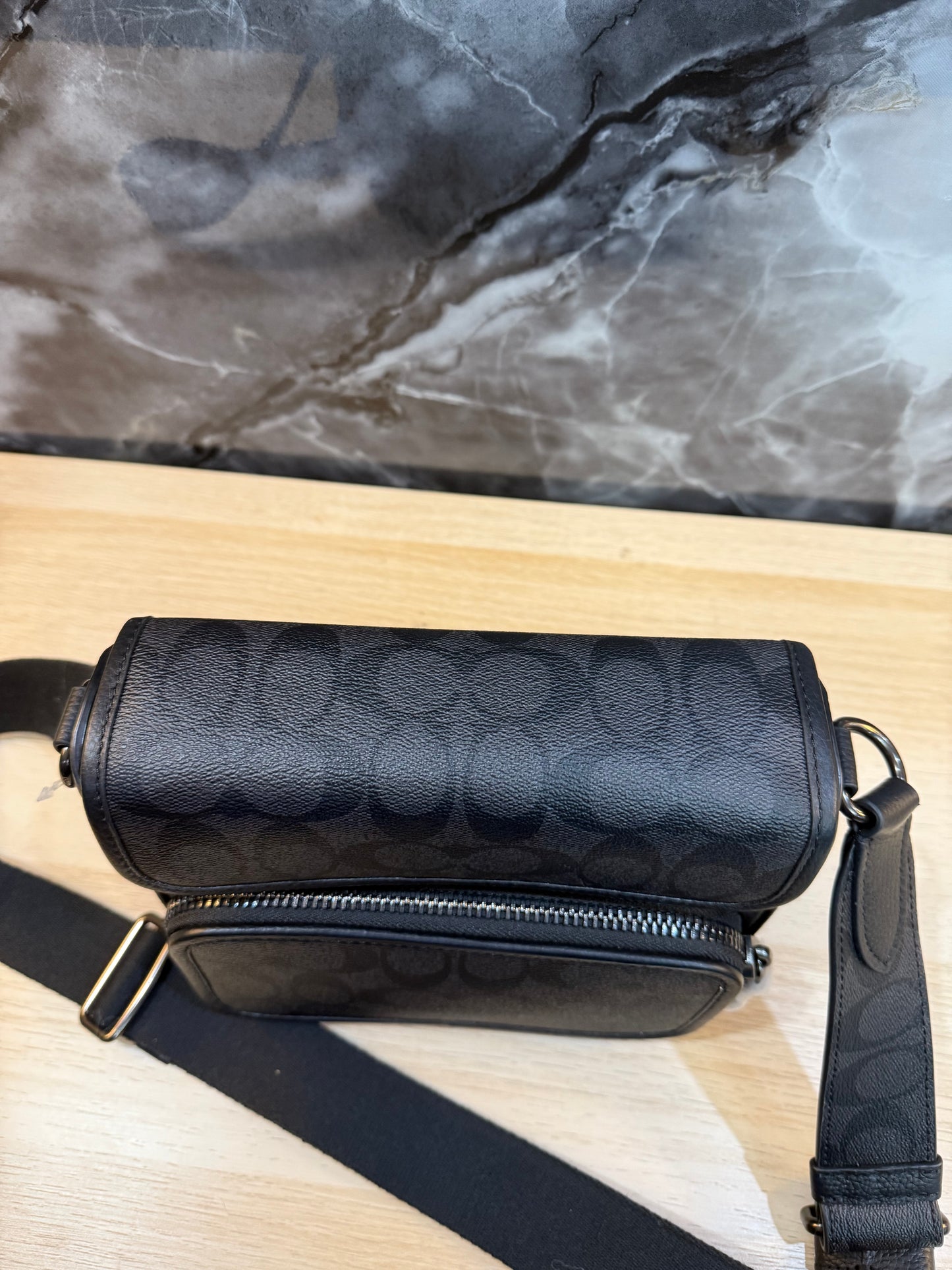 COACH SULLIVAN FLAP CROSSBODY - SIGNATURE CANVAS/CHARCOAL BLACK