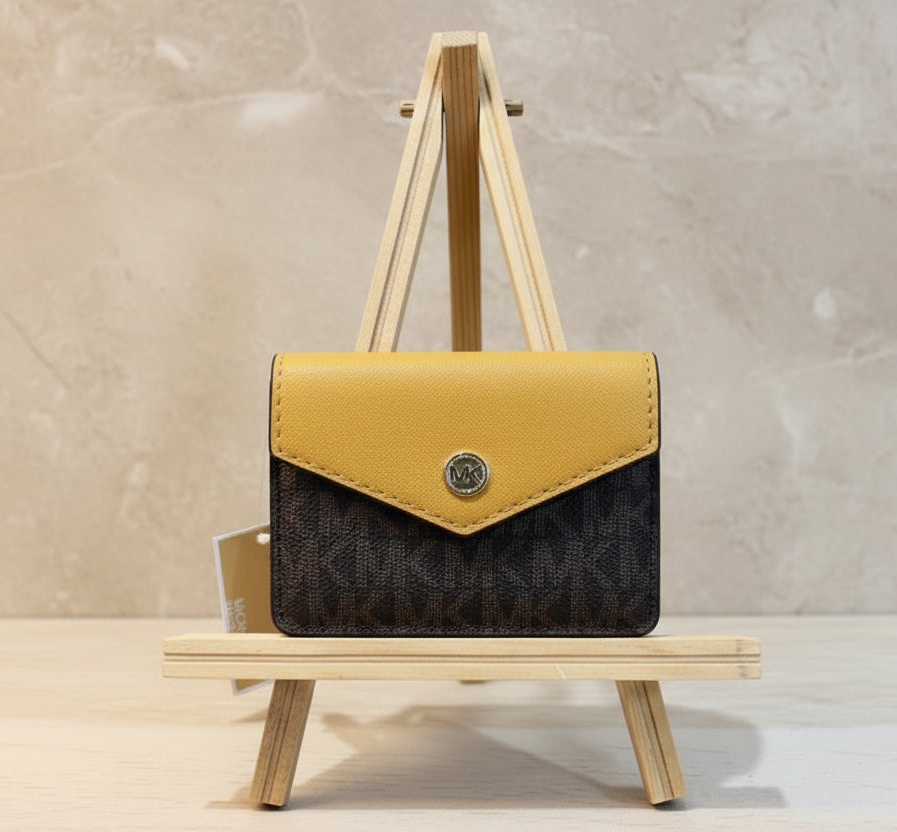 MICHAEL KORS CARD CASE FLAP - SIGNATURE BROWN/MUSTARD YELLOW