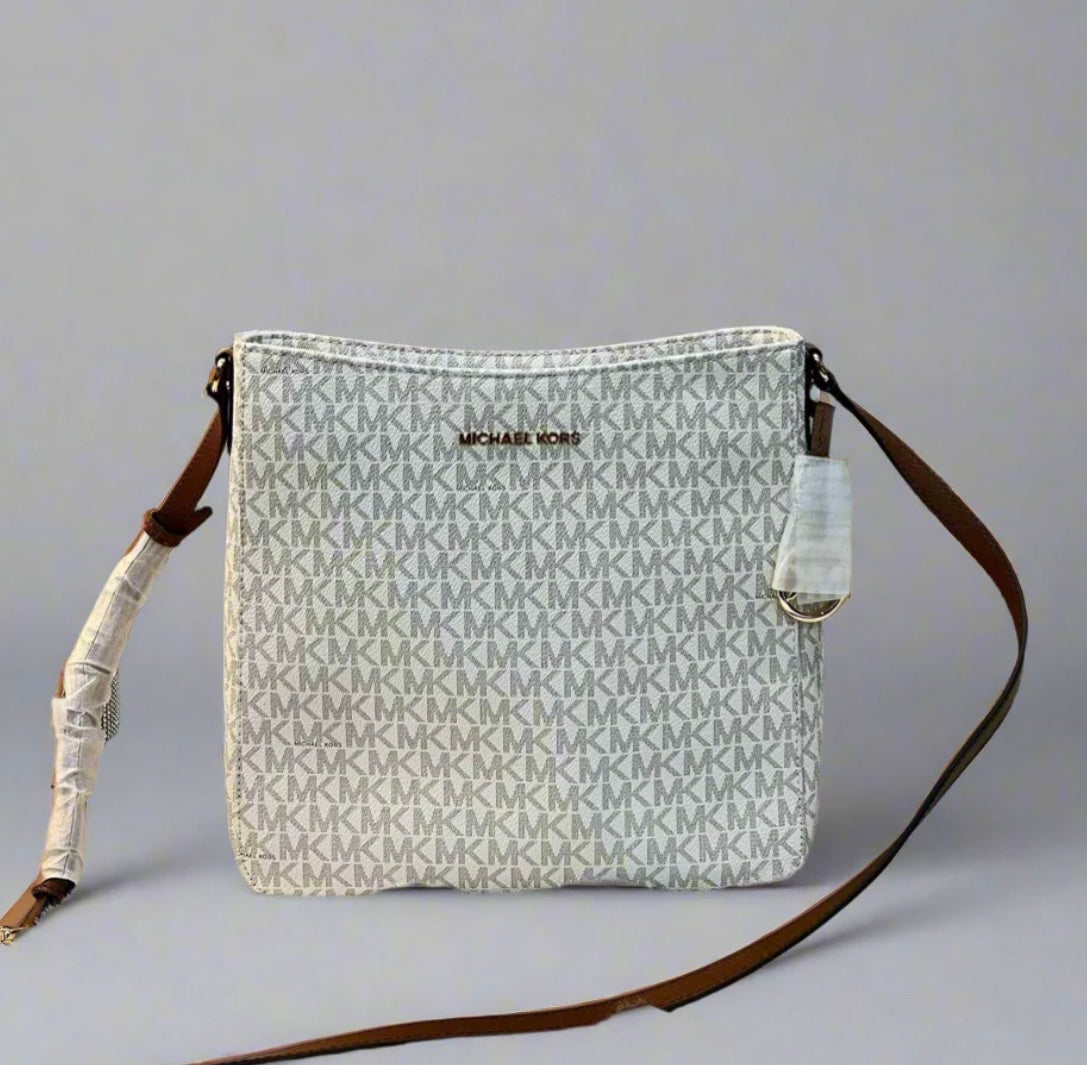 MICHAEL KORS JET SET TRAVEL LARGE MESSENGER LOGO VANILLA
