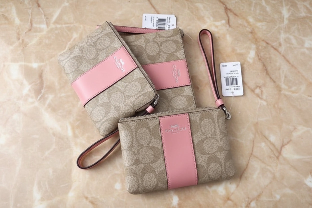 COACH SMALL CORNER SINGLE ZIP WRISTLET - SIGNATURE LIGHT KHAKI PINK