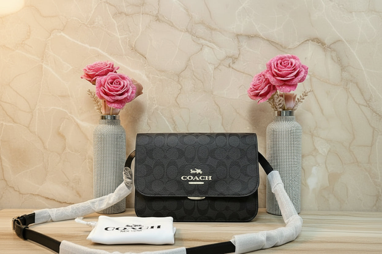 حقيبة كوتش برين فليب من قماش الكانفاس المميز باللونين البني والأسود