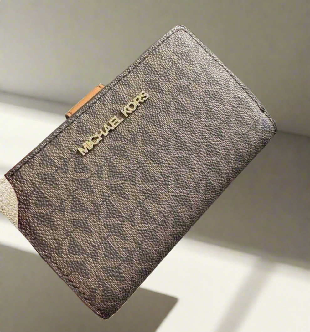 محفظة مايكل كورس متوسطة الحجم ثنائية الطي بسحاب للعملات المعدنية