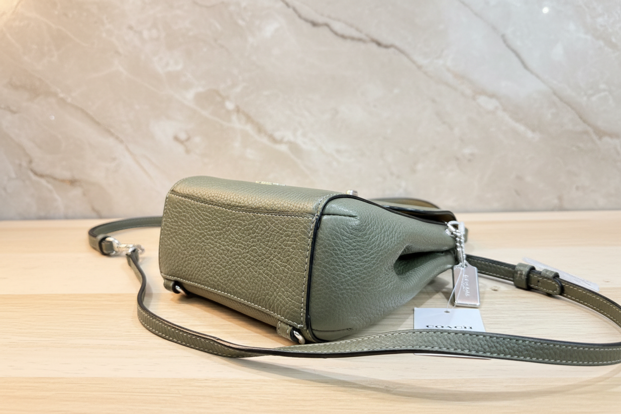 حقيبة ظهر صغيرة قابلة للتحويل من كوتش