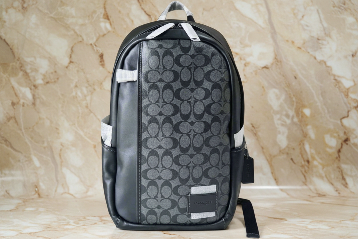 حقيبة ظهر كبيرة من كوتش - لون أسود فحمي مميز