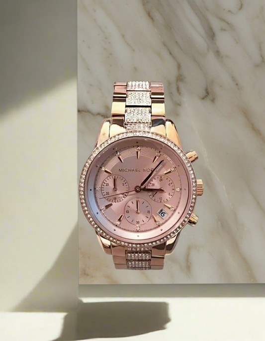 ساعة مايكل كورس متوسطة الحجم - لون ذهبي وردي - علبة ساعة مجانية