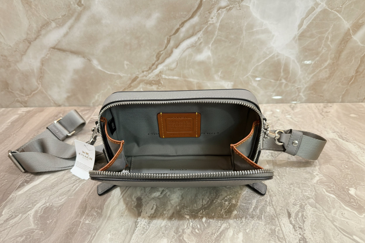 حقيبة كروسبودي رفيعة من كوتش تشارتر - رمادي