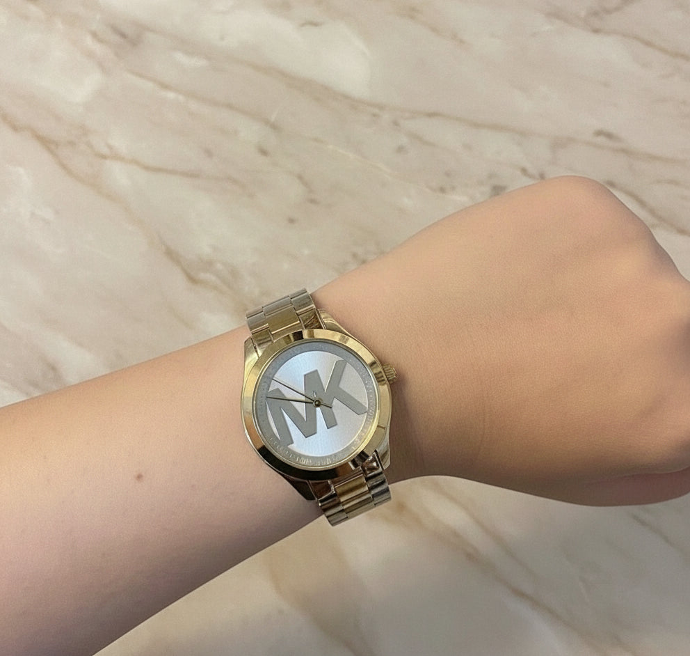 وجه كبير سليم من مايكل كورس