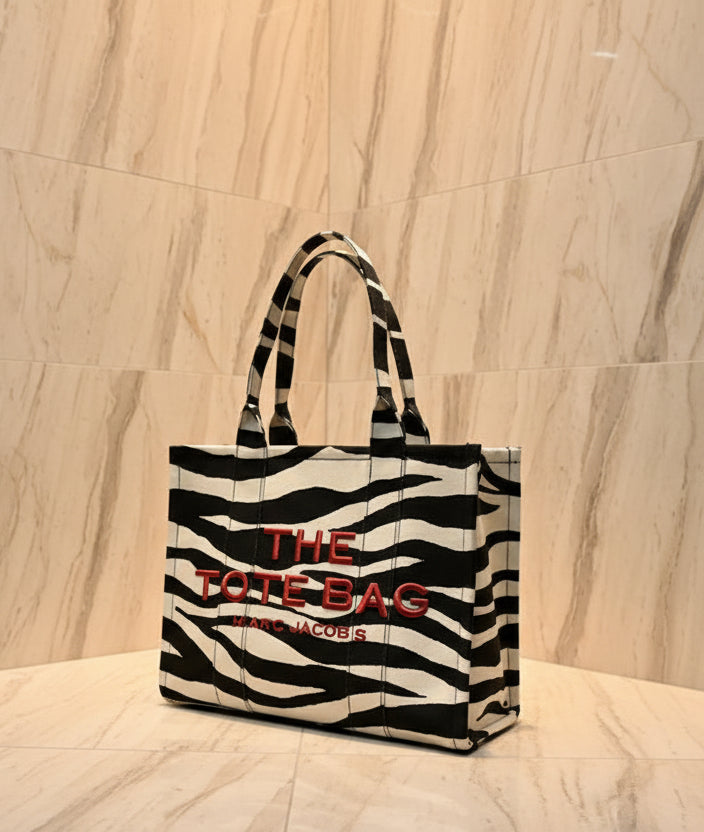 حقيبة سفر كبيرة من قماش مارك جاكوبس بنقشة جلد الحمار الوحشي