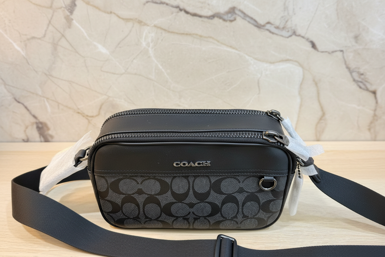 حقيبة كروس بودي من كوتش غراهام - قماش مطلي مميز/أسود فحمي