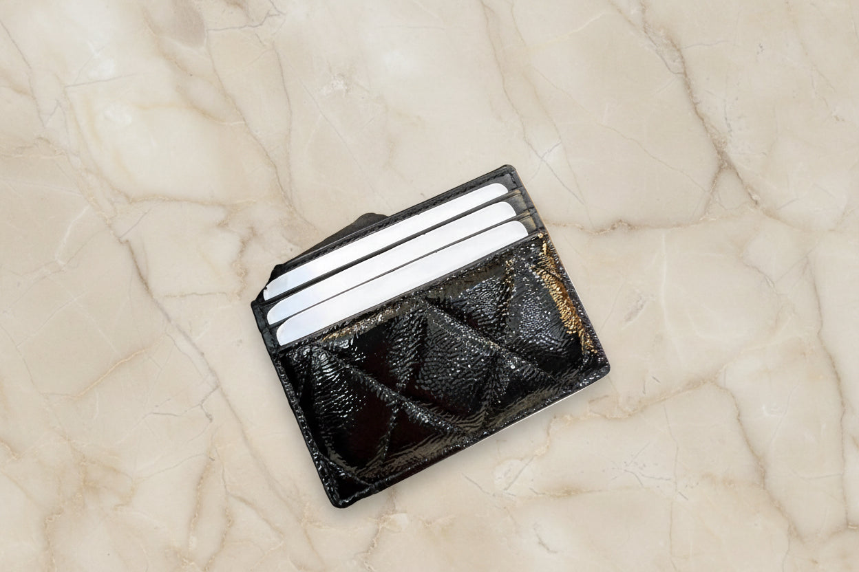 حقيبة كروسبودي من الجلد المبطن من كيت سبيد، مع حافظة بطاقات رفيعة، في علبة.