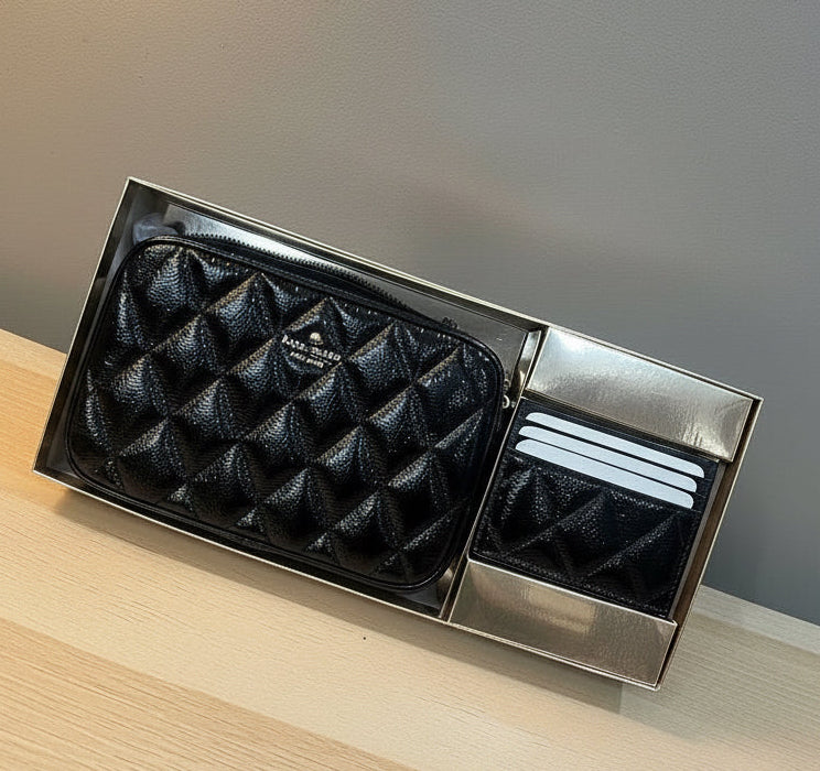 حقيبة كروسبودي من الجلد المبطن من كيت سبيد، مع حافظة بطاقات رفيعة، في علبة.