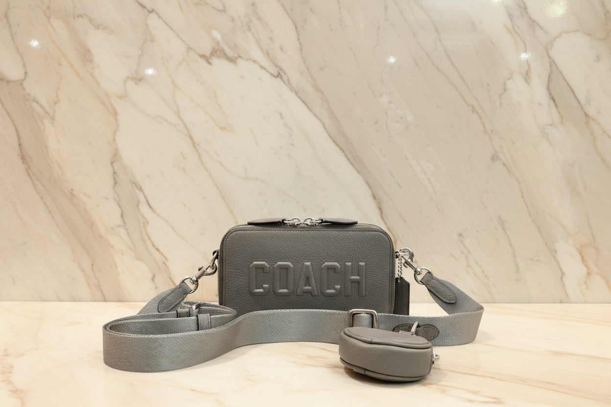 حقيبة كروسبودي رفيعة من كوتش تشارتر - رمادي