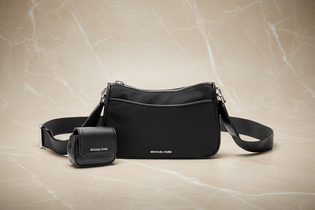 حقيبة مايكل كورس جيت سيت مع ملحق - حقيبة كروسبودي بشعار أسود
