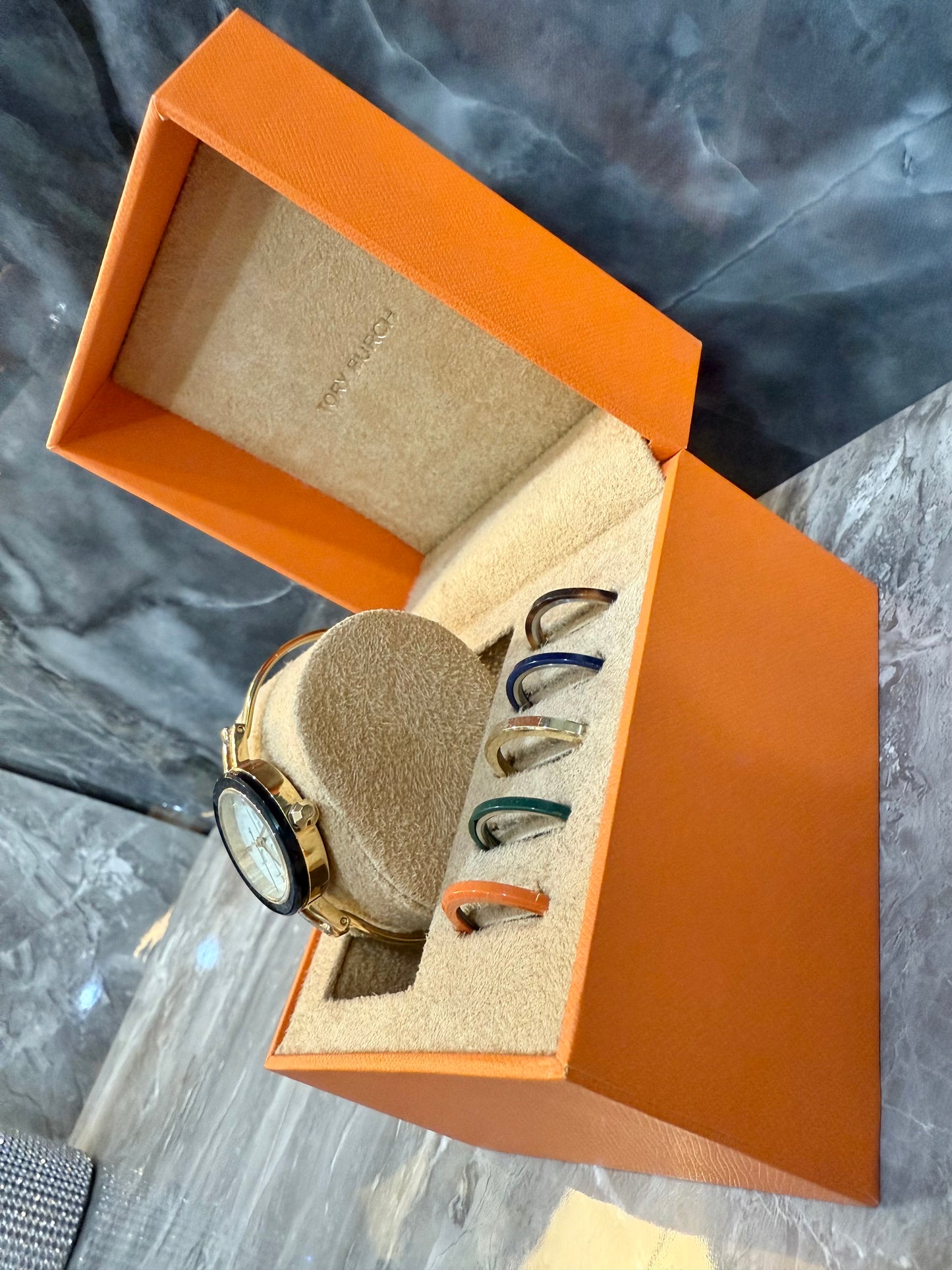 ساعة توري بورش الصغيرة ذات الأزرار القابلة للتبديل