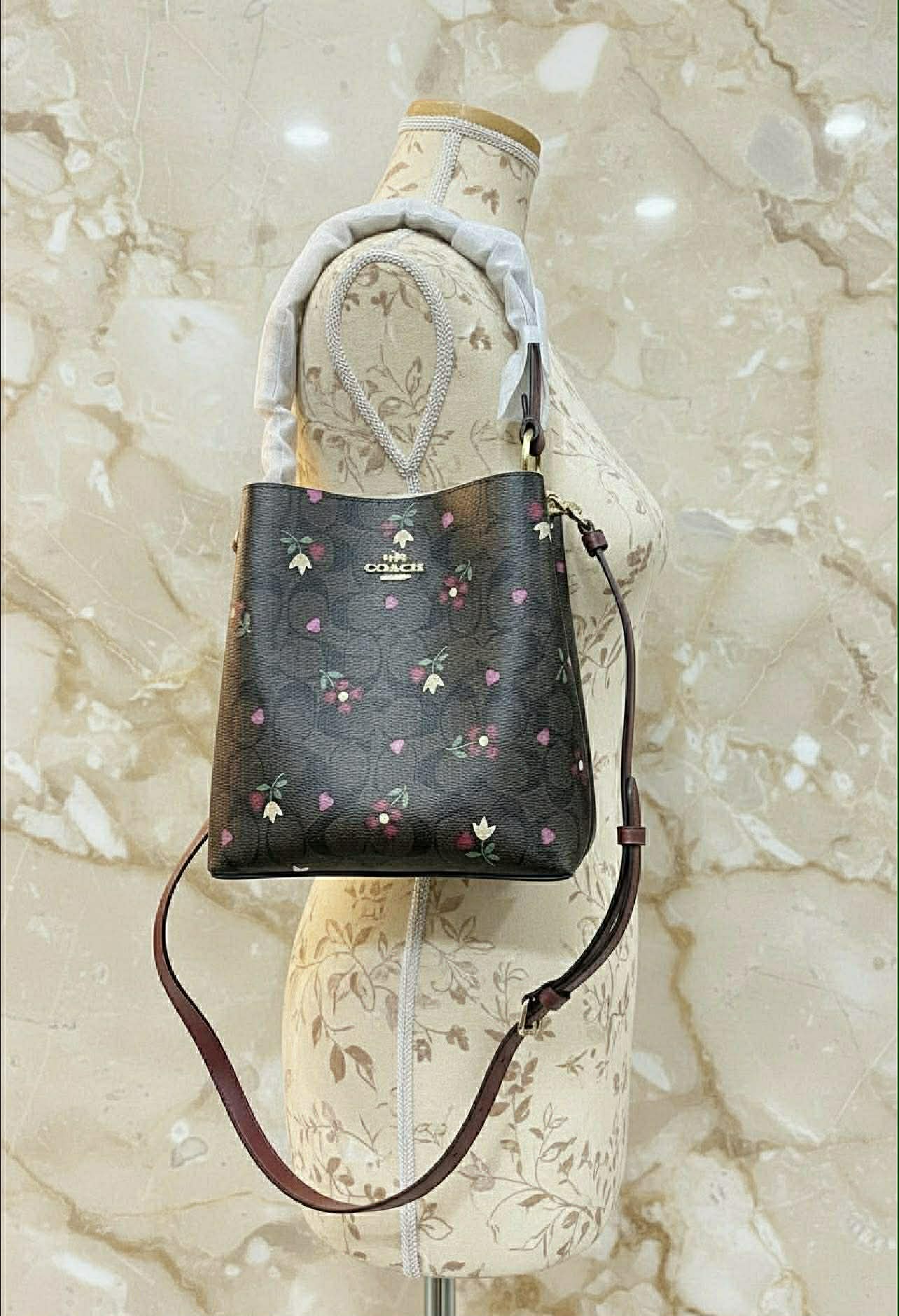 COACH SMALL TOWN BUCKET IN SIGNATURE CANVAS WITH HEART PETAL PRINT