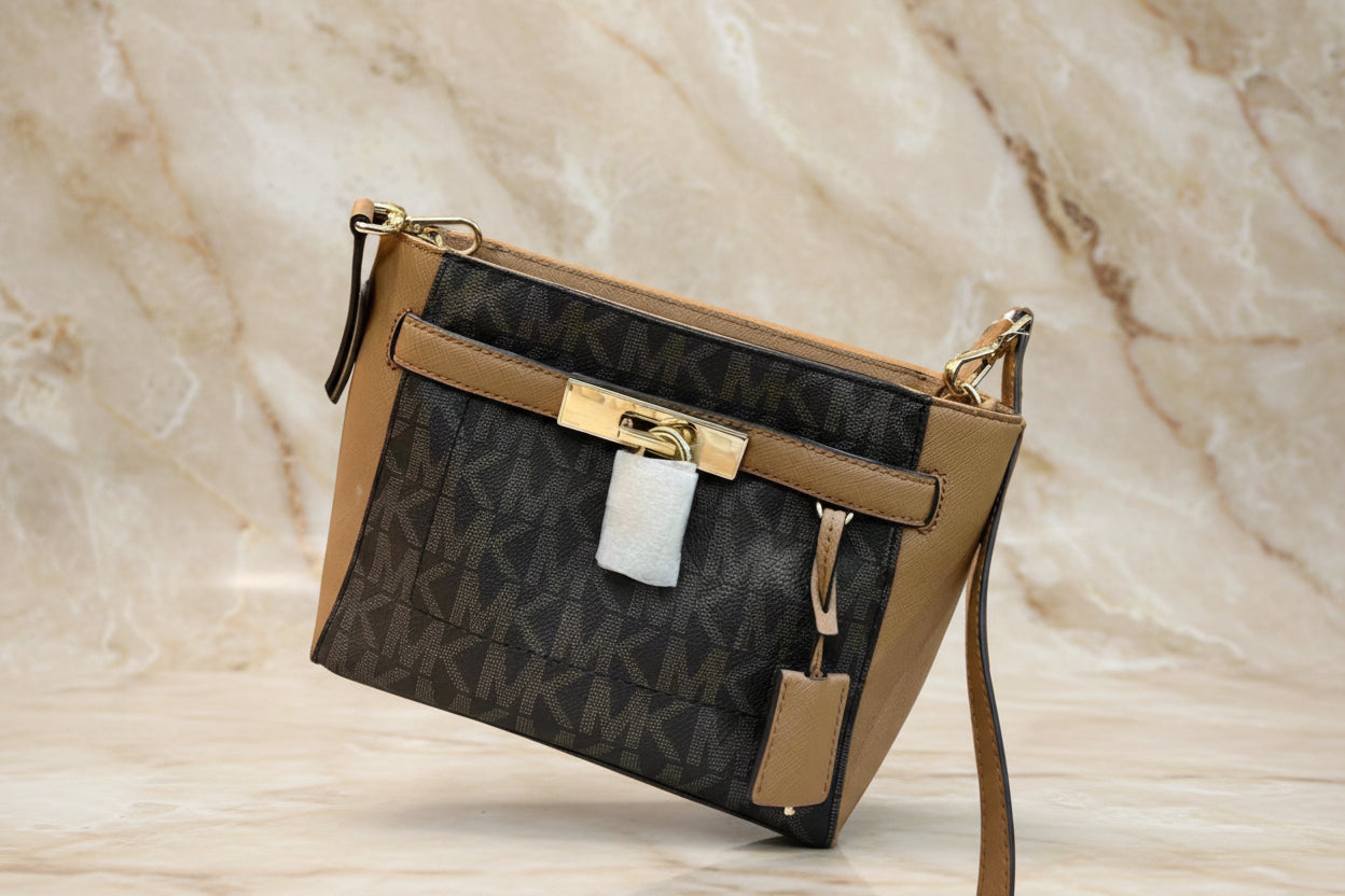 MICHAEL KORS TOP ZIP HAMILTON TRAVELLER MESSENGER BAG SMALL - SIG BROWN