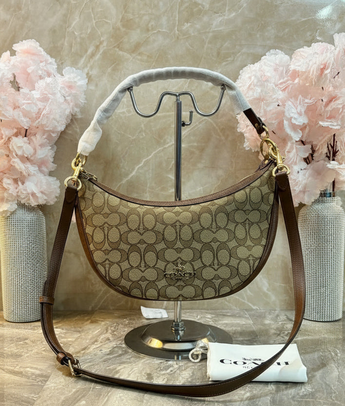 حقيبة كتف/حقيبة كروس بودي من كوتش آريا بنقشة جاكار مميزة باللون الكاكي