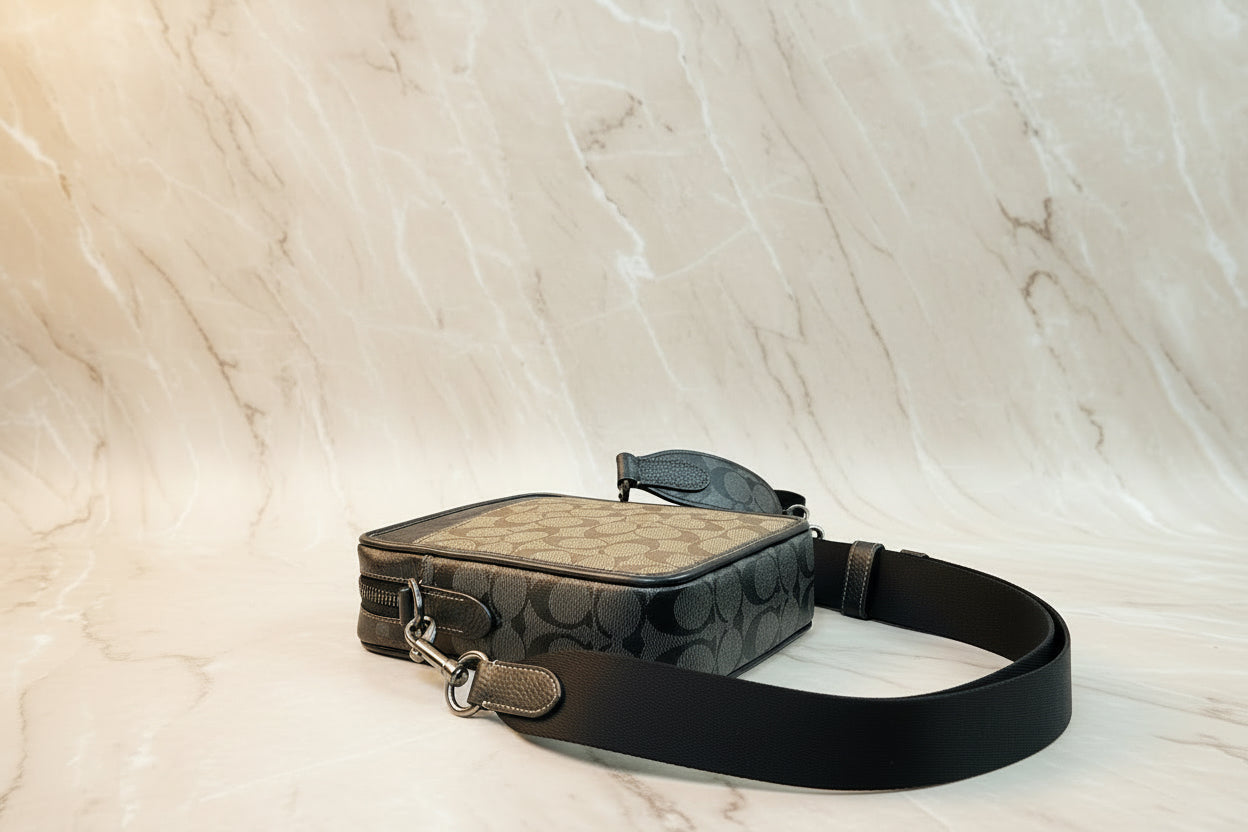 حقيبة كروسبودي من كوتش سوليفان، لون بني/أسود