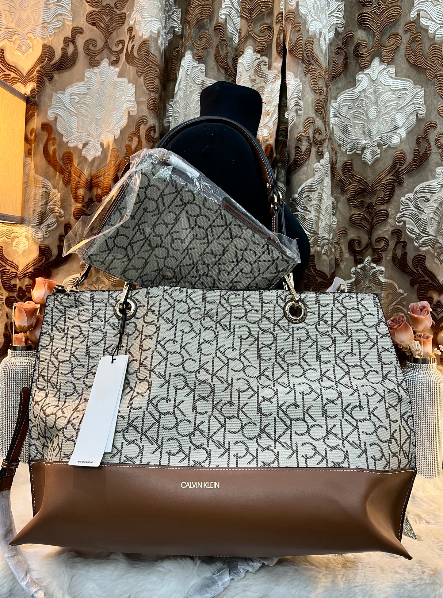 CALVIN KLEIN TOTE IN SIGNATURE LOGO BEIGE/BROWN- XL OPEN WITH LARGE ZIP POUCH & LONG STRAP