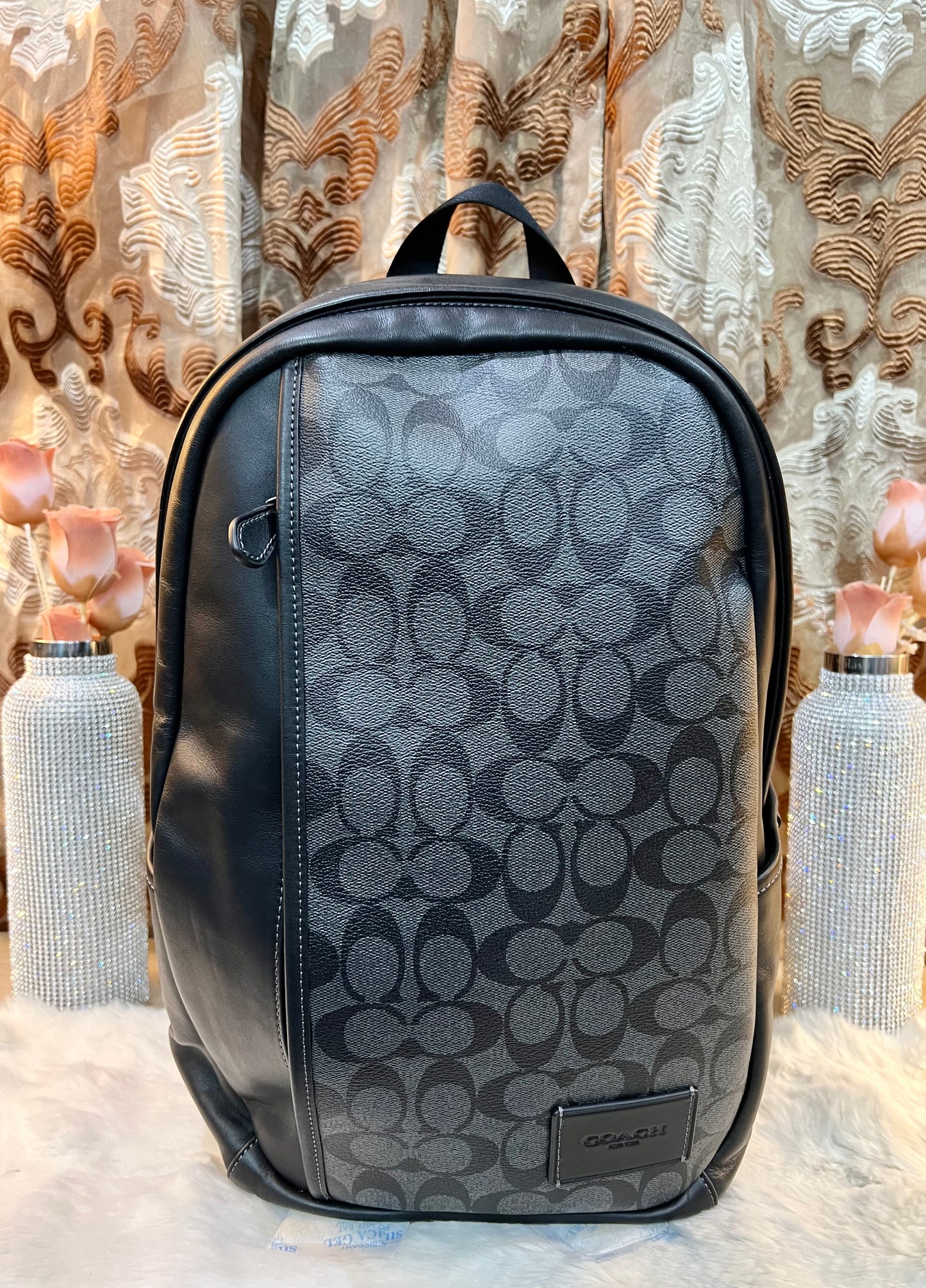 حقيبة ظهر كبيرة من كوتش - لون أسود فحمي مميز