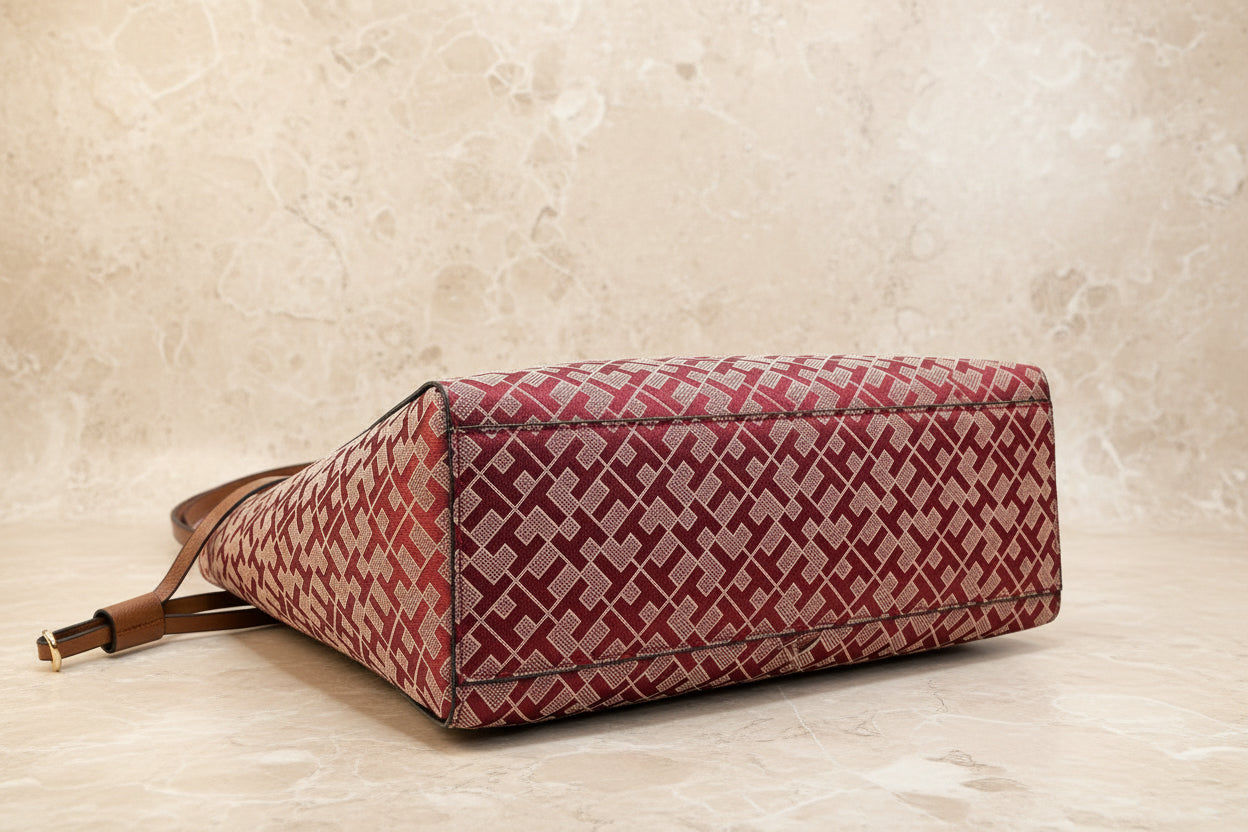 حقيبة تومي هيلفيغر