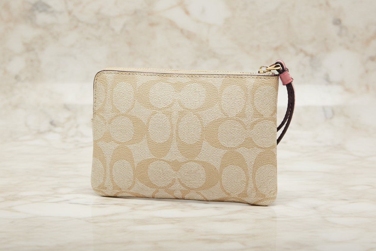 COACH SMALL CORNER SINGLE ZIP WRISTLET - SIGNATURE LIGHT KHAKI PINK