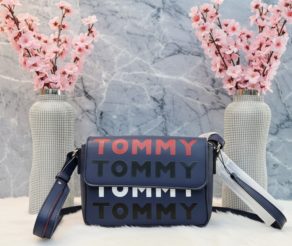 حقيبة كروسبودي ذات غطاء قلاب من تومي هيلفيغر