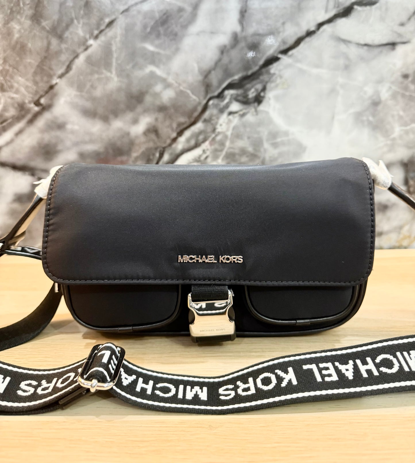 حقيبة مايكل كورس كاي متوسطة الحجم بجيبين وغطاء قلاب