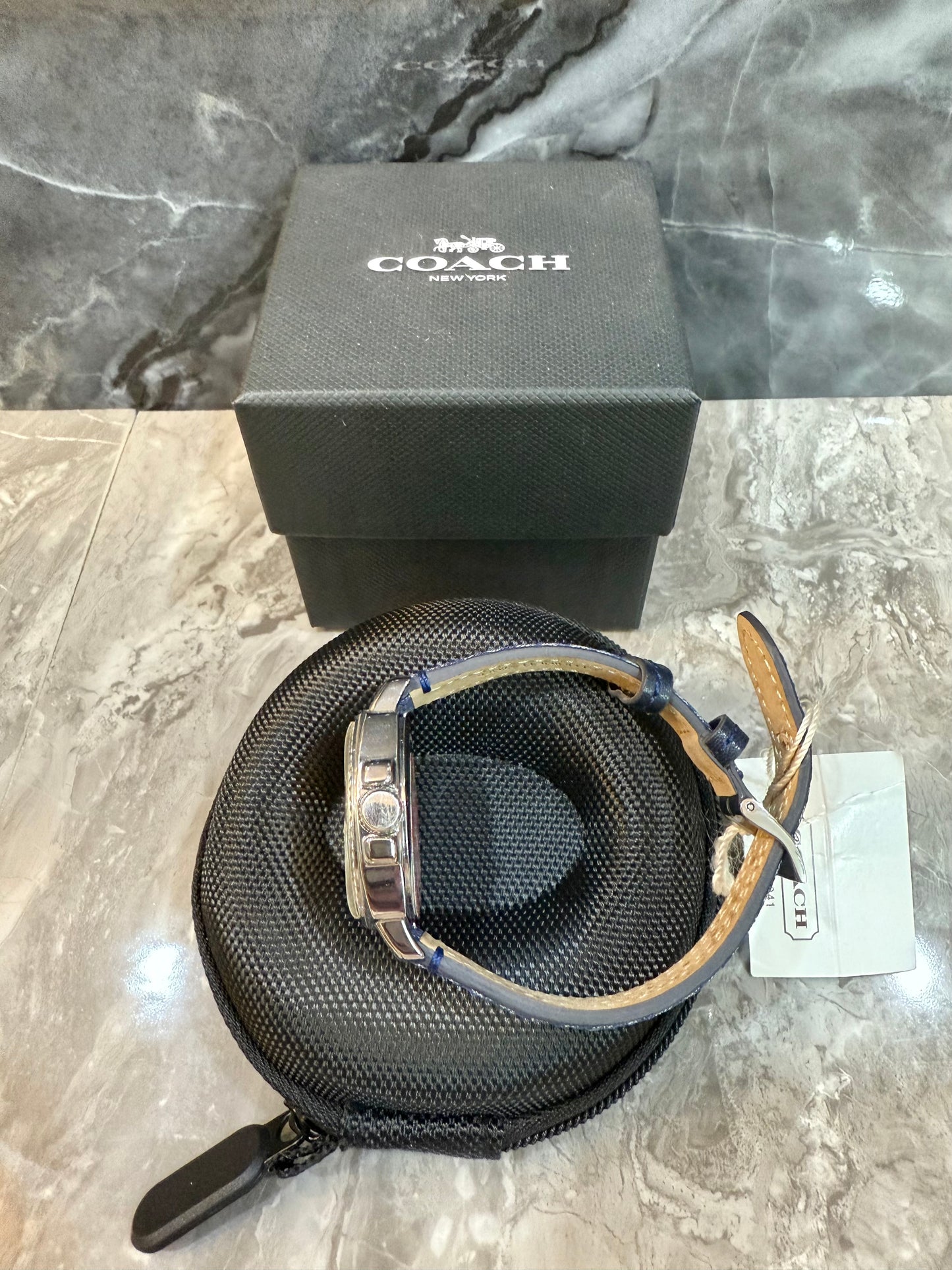 ساعة كوتش بوي فريند متوسطة الحجم - لون أزرق داكن مميز