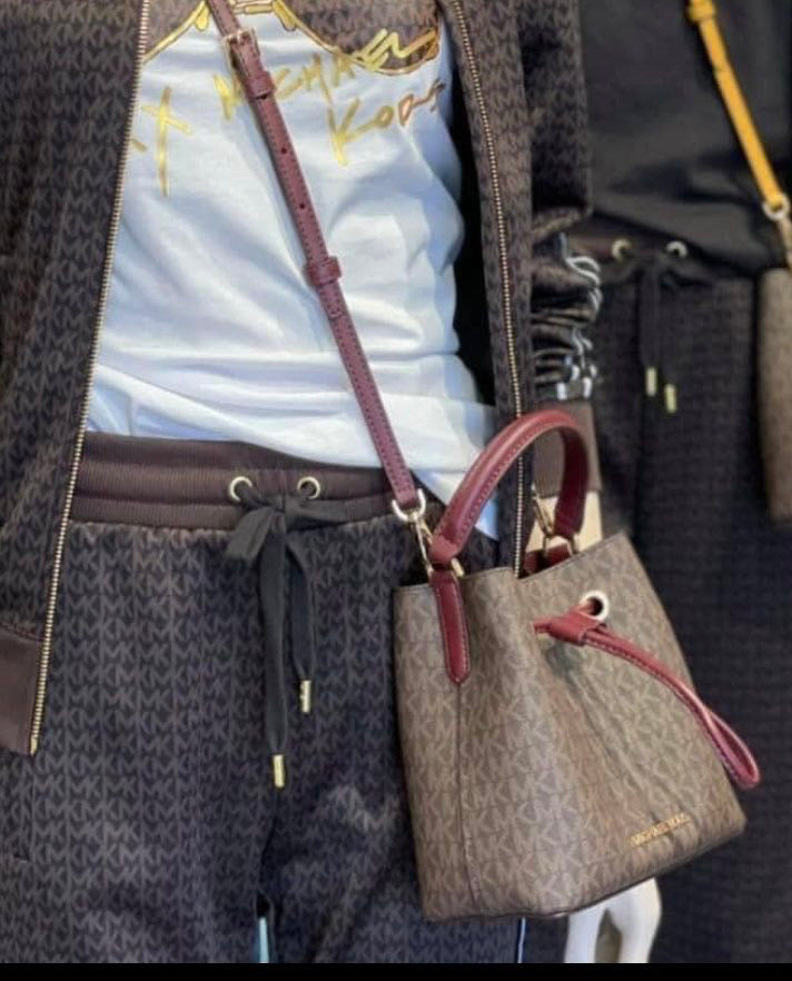 MICHAEL KORS SURI BUCKET IN SIGNATURE CANVAS