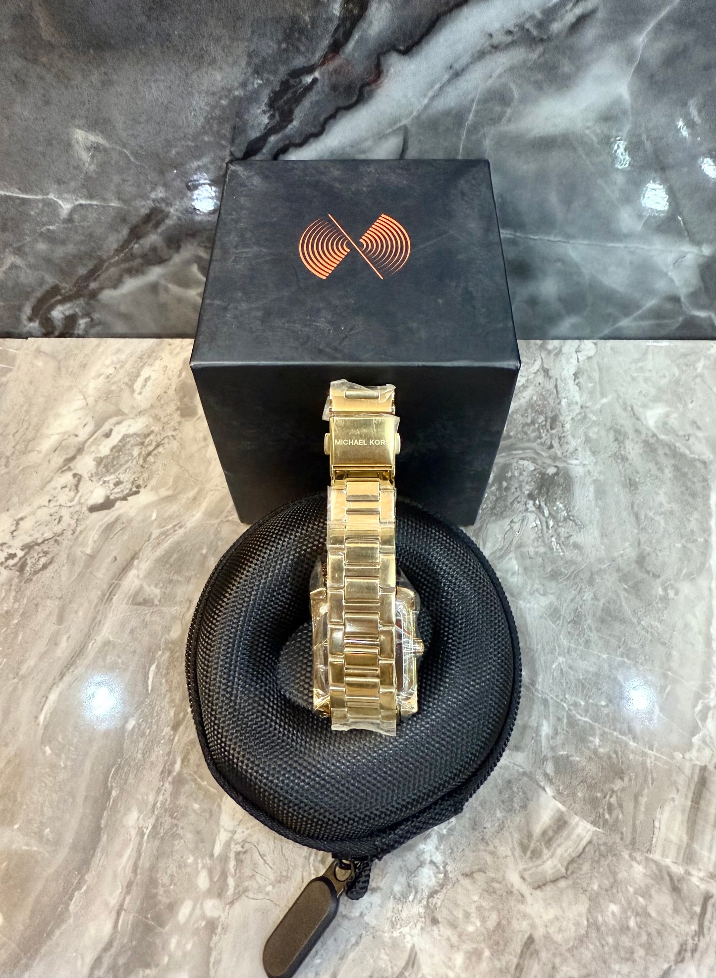 ساعة مايكل كورس إيمري ذهبية اللون - صغيرة مستطيلة