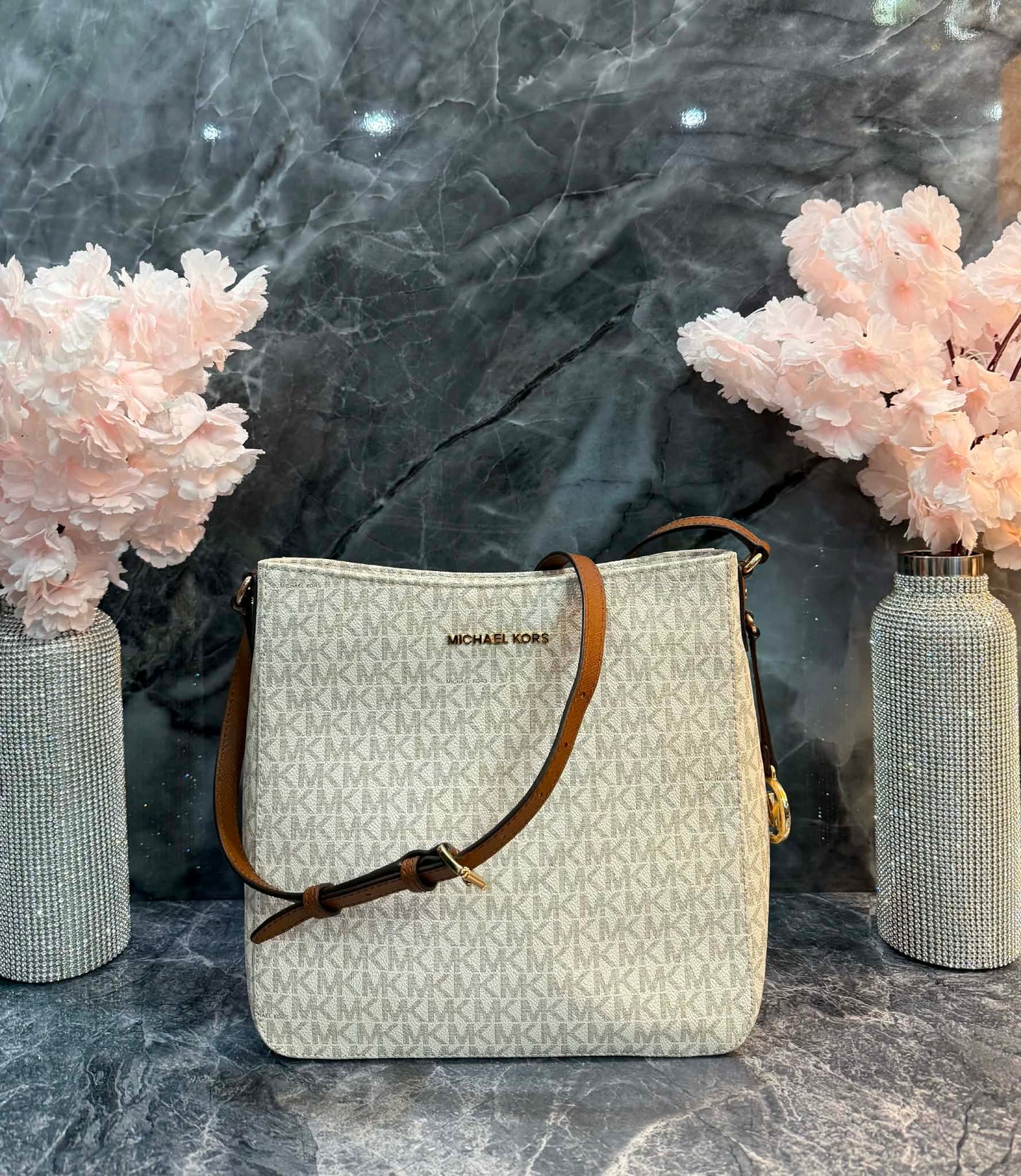MICHAEL KORS JET SET TRAVEL LARGE MESSENGER LOGO VANILLA