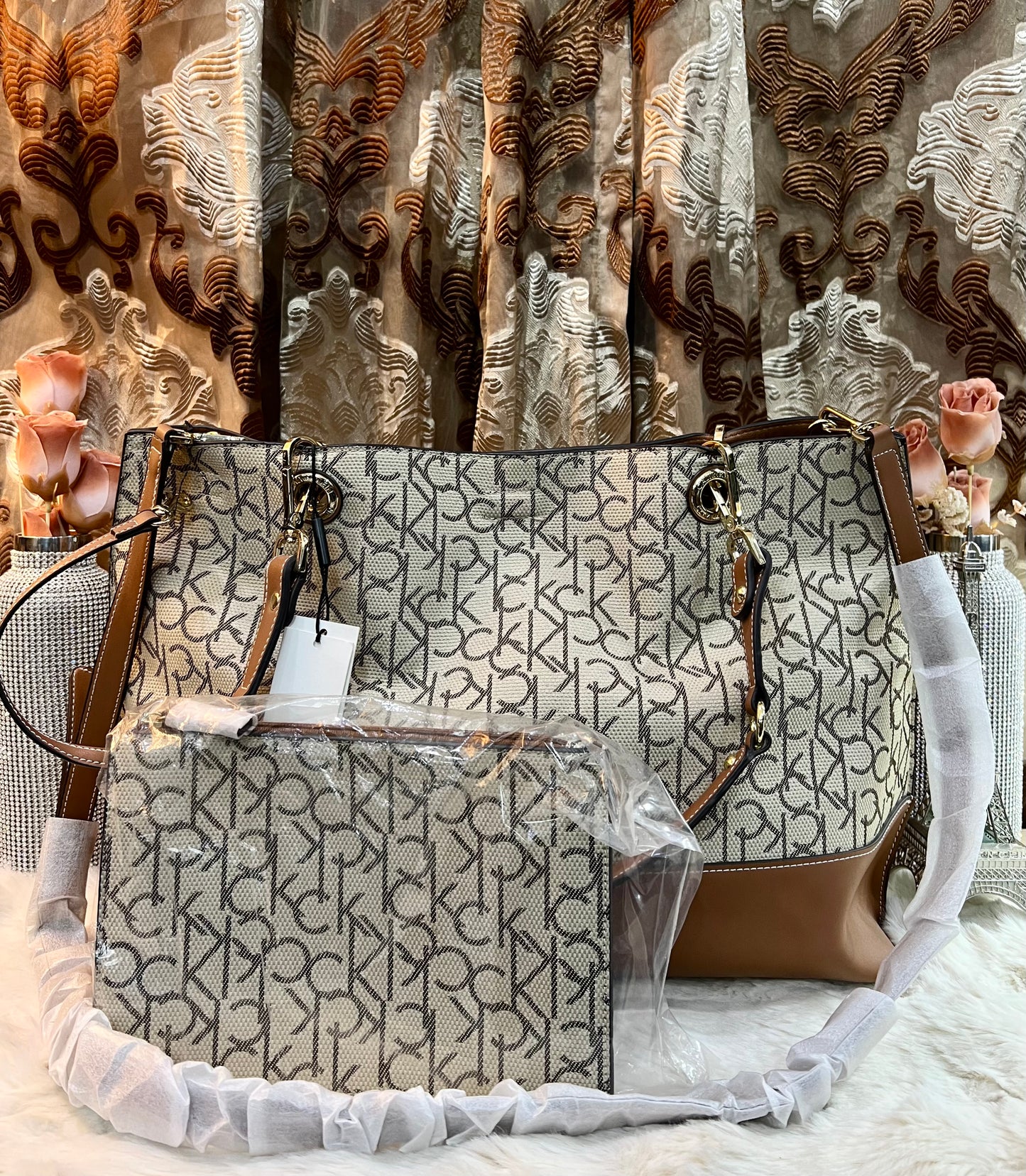 CALVIN KLEIN TOTE IN SIGNATURE LOGO BEIGE/BROWN- XL OPEN WITH LARGE ZIP POUCH & LONG STRAP