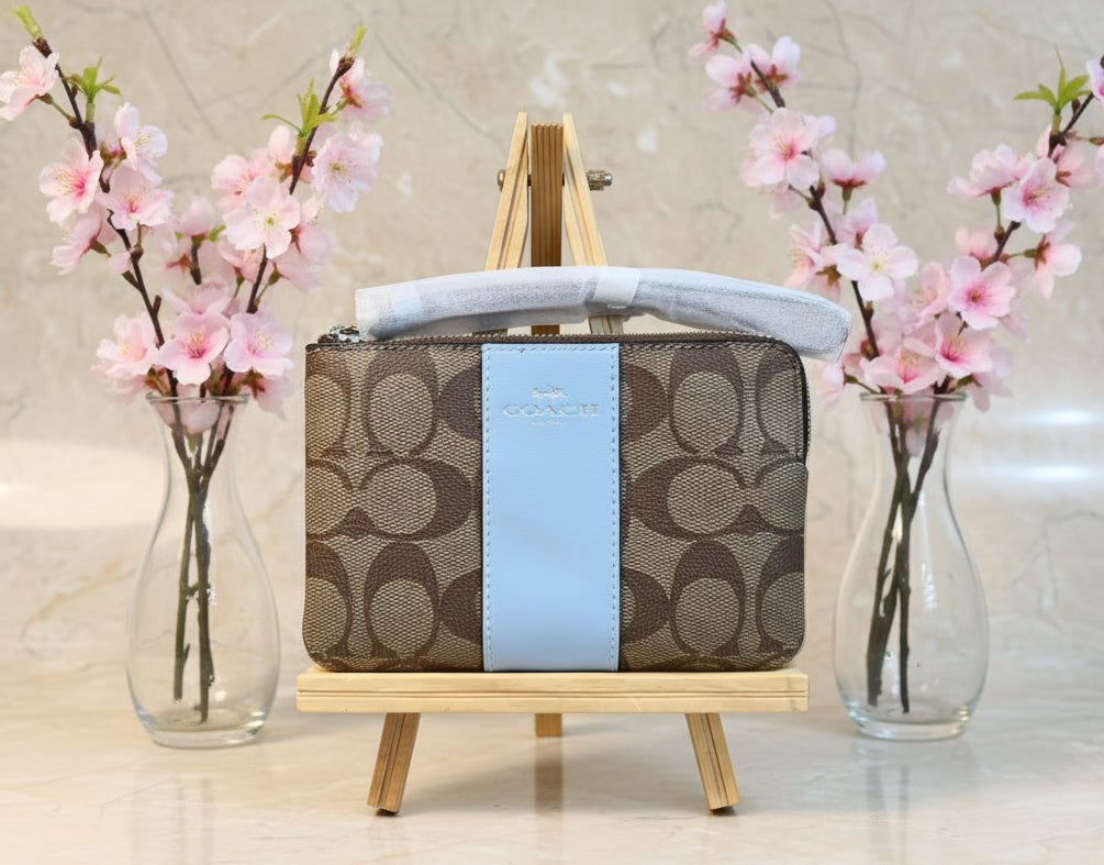COACH SMALL CORNER SINGLE ZIP WRISTLET - SIGNATURE KHAKI/WATERFALL LIGHT BLUE
