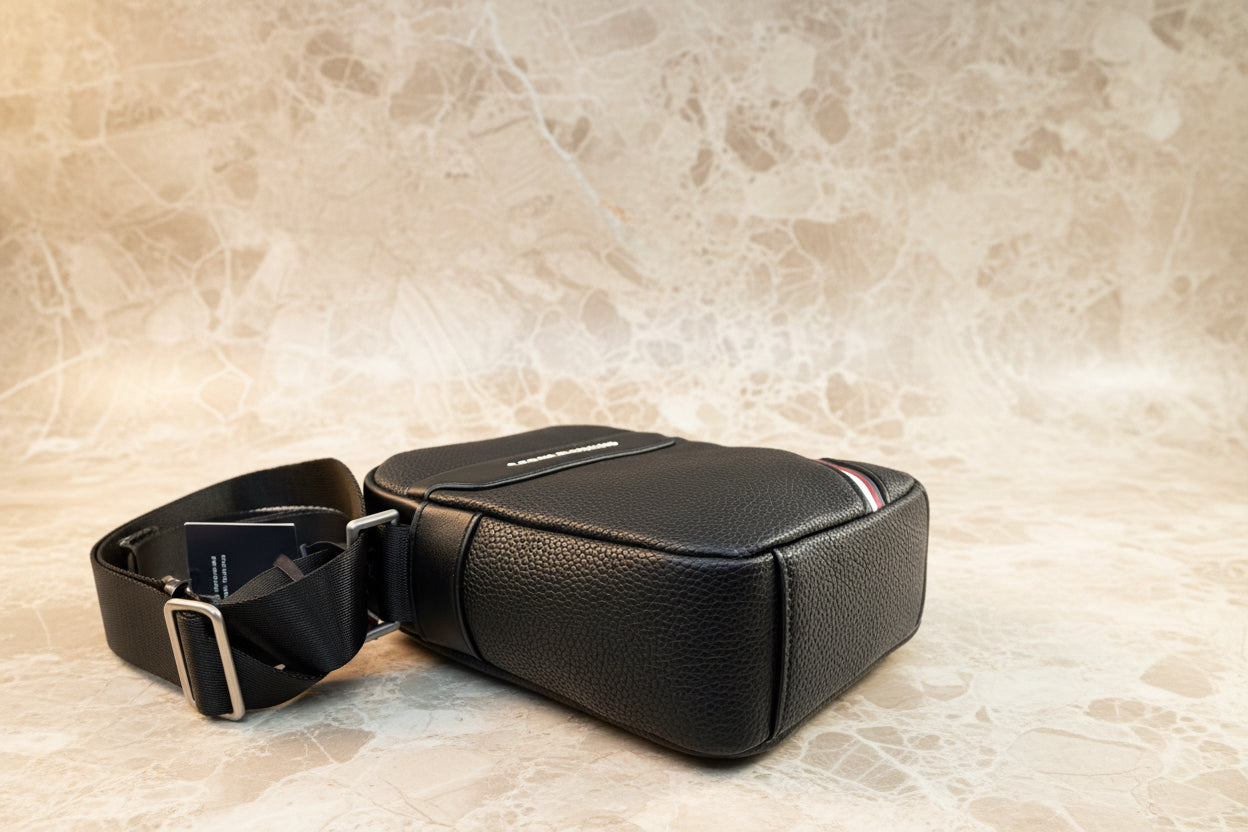 حقيبة كروس بودي صغيرة للرجال من تومي هيلفيغر -