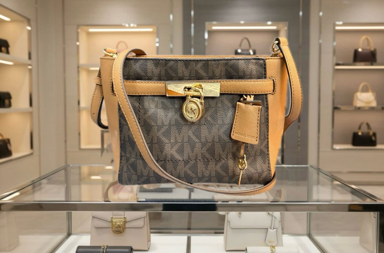 MICHAEL KORS TOP ZIP HAMILTON TRAVELLER MESSENGER BAG SMALL - SIG BROWN