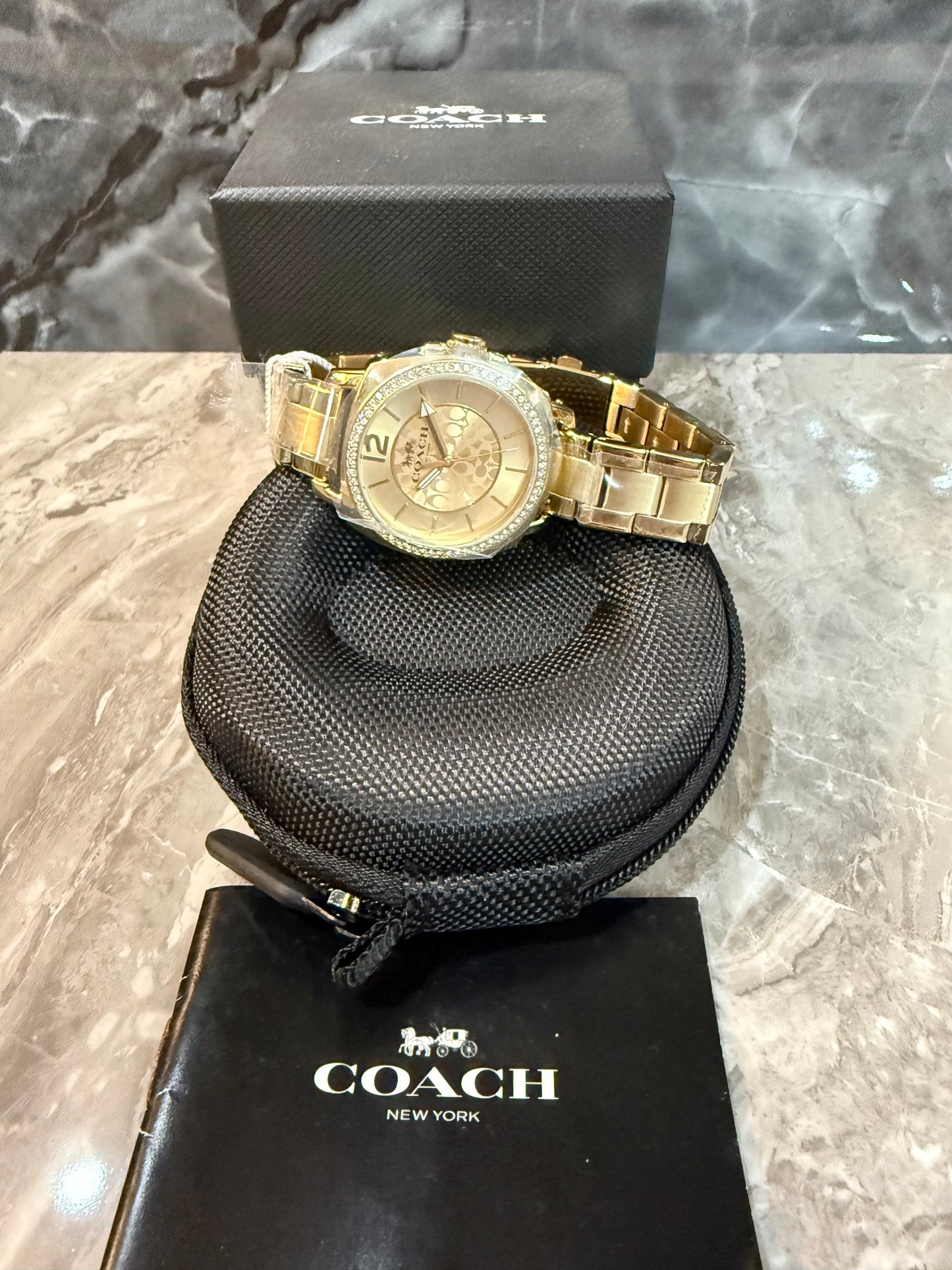 ساعة كوتش بوي فريند ذهبية من الفولاذ المقاوم للصدأ