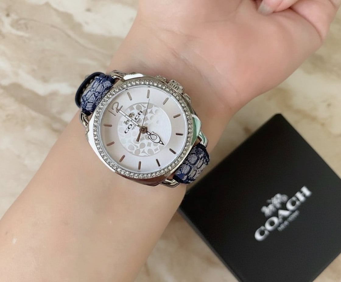 ساعة كوتش بوي فريند متوسطة الحجم - لون أزرق داكن مميز