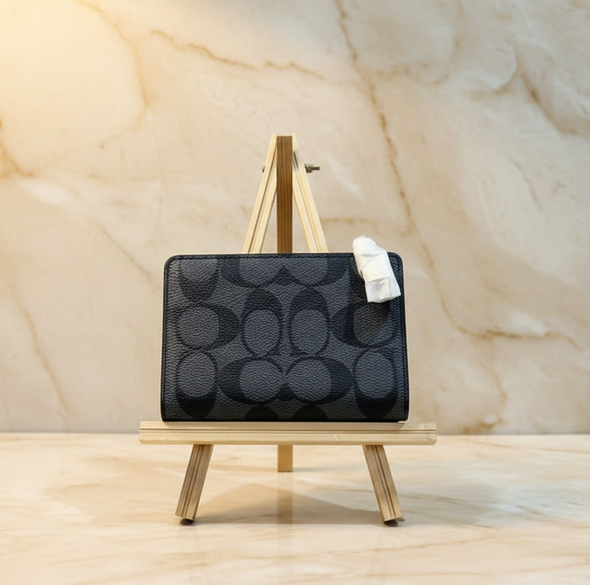 محفظة كوتش ثنائية الطي متوسطة الحجم بسحاب في الزاوية