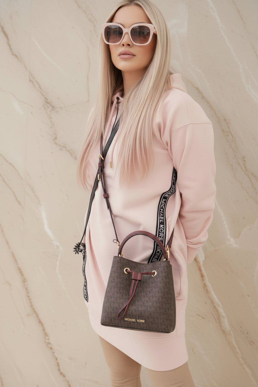 MICHAEL KORS SURI BUCKET IN SIGNATURE CANVAS