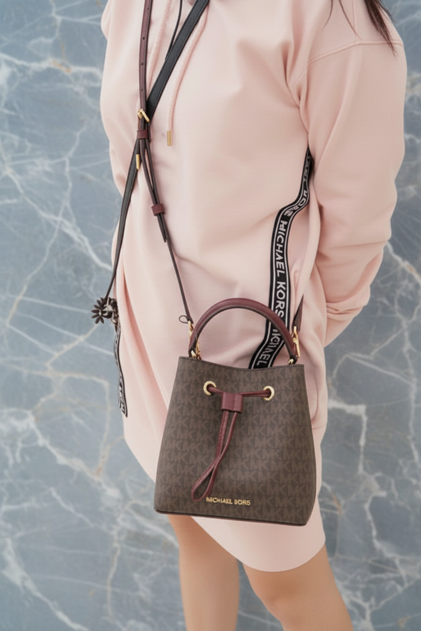 MICHAEL KORS SURI BUCKET IN SIGNATURE CANVAS