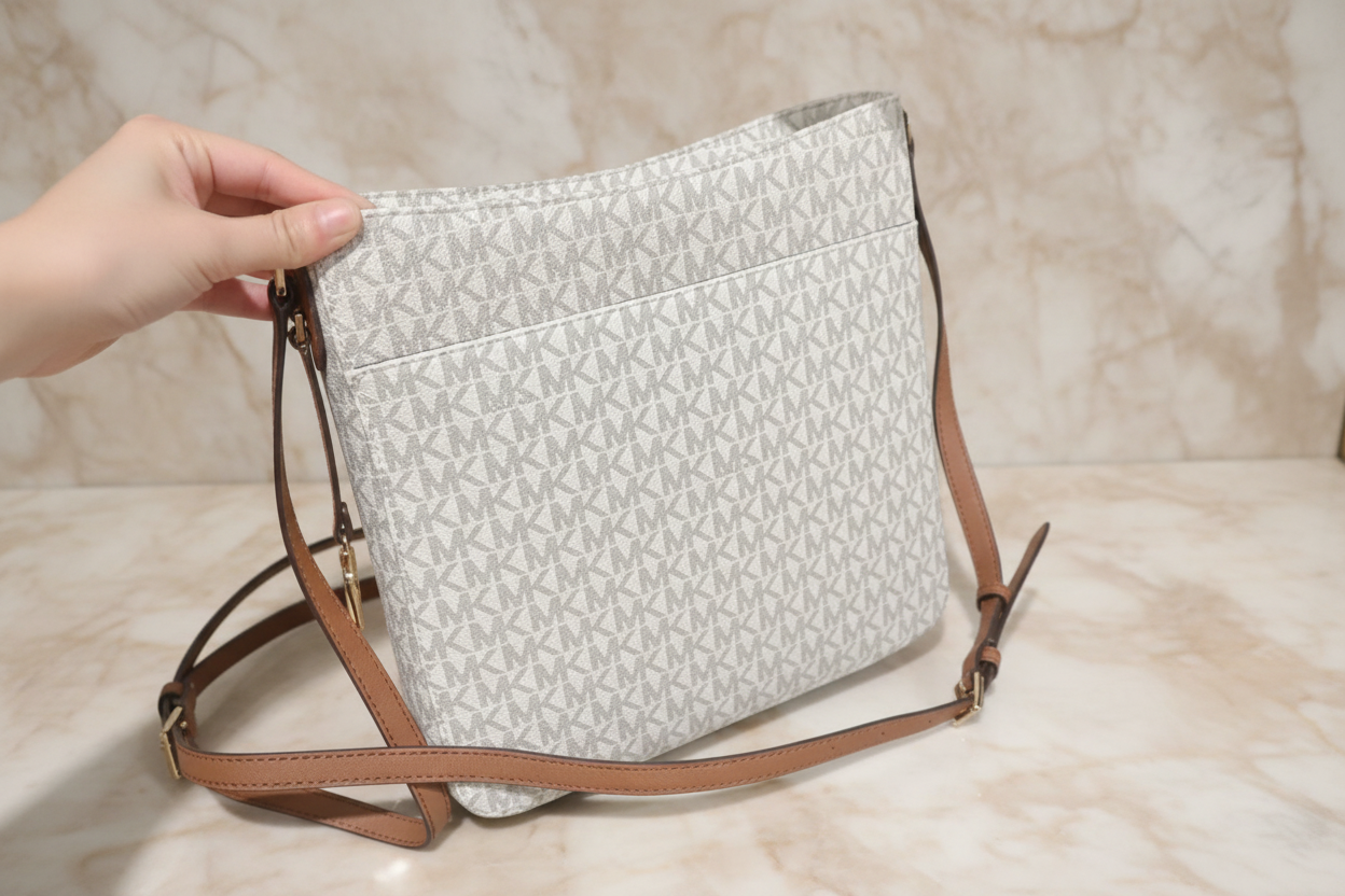 MICHAEL KORS JET SET TRAVEL LARGE MESSENGER LOGO VANILLA