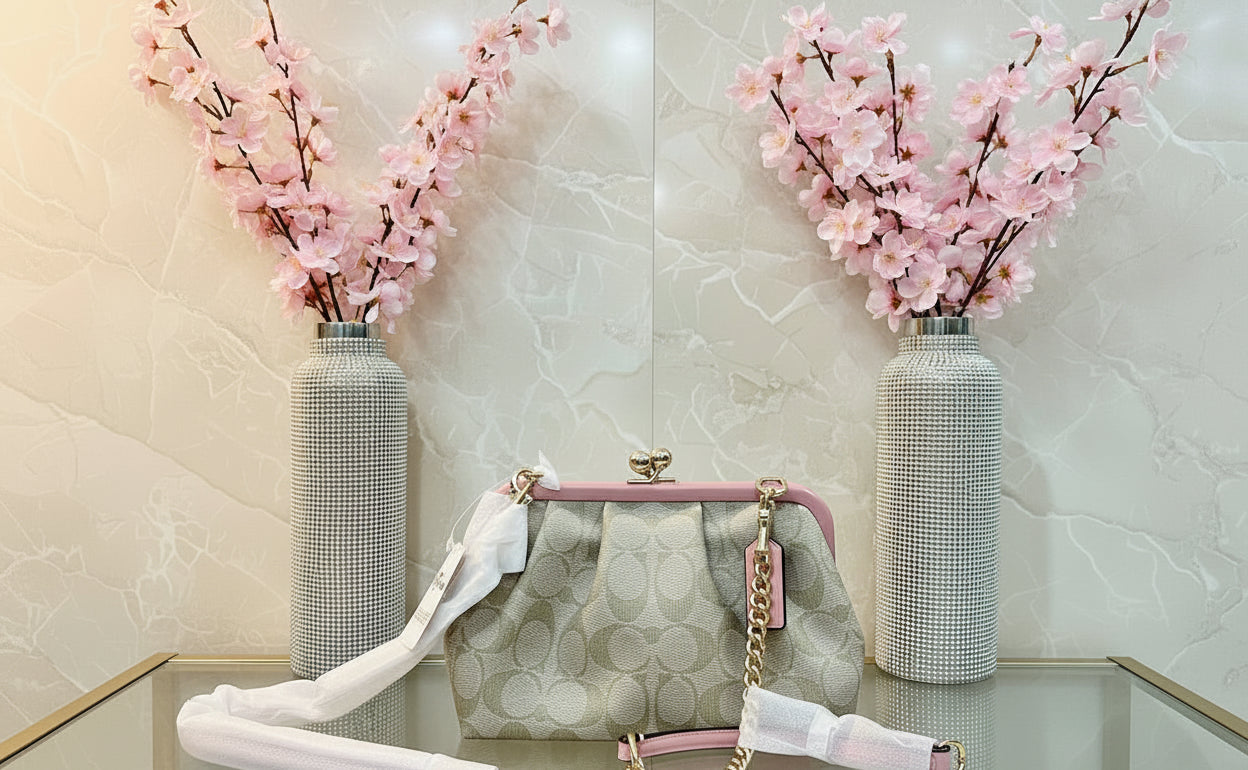 COACH NORA KISSLOCK CLUTCH/CROSSBODY IN SIGNATURE CHALK/IVORY/PINK