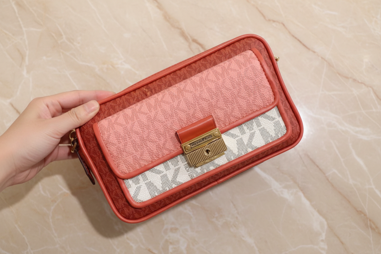 MICHAEL KORS SIGNATURE BRADSHAW POCKET CAMERA CROSSBODY BAG - CINNAMON MULTI ( BOUTIQUE STORE )